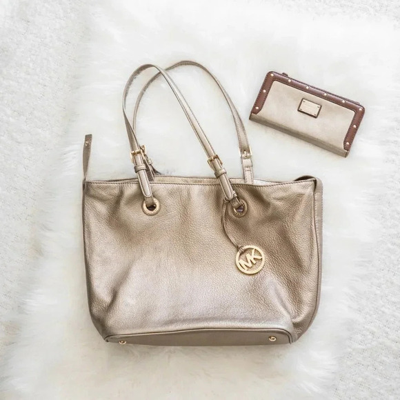 MICHAEL KORS METALLIC GOLD LEATHER JET SET TOTE BAG & TRIFOLD WALLET SET COMBO - Picture 2 of 16